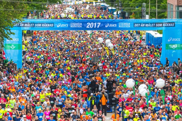 Colorido comienzo de la Maratón de Estocolmo con gente feliz — Foto de Stock