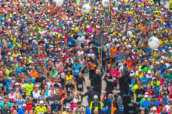 Красочное начало Стокгольмского марафона со счастливыми людьми
