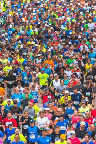 Colorido comienzo de la Maratón de Estocolmo con gente feliz — Foto de Stock