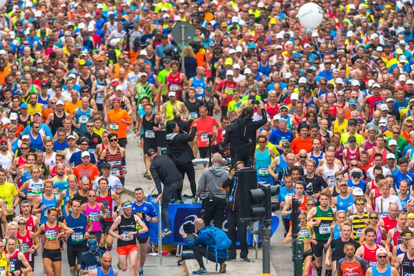 Logo após o início do primeiro grupo na Maratona de Estocolmo — Fotografia de Stock