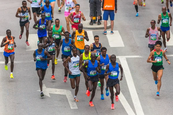 Leading group at the Stockholm Marathon just after the start — Stock Photo, Image