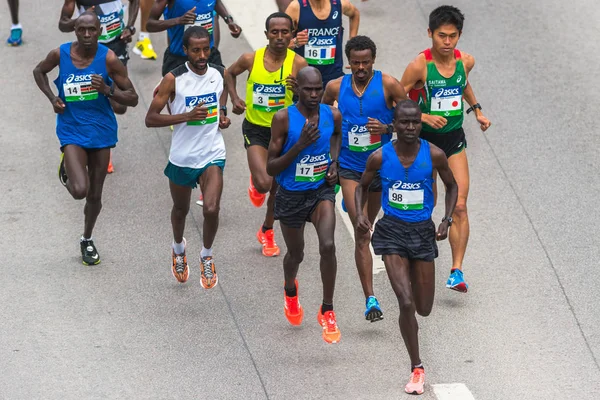 Leading group at the Stockholm Marathon just after the start — Stock Photo, Image