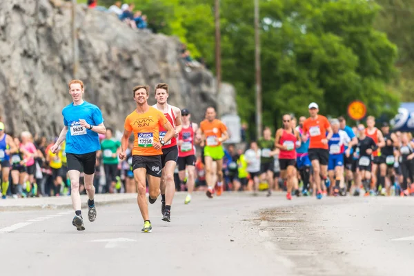 Juoksijat Tukholman maratonin alussa — kuvapankkivalokuva