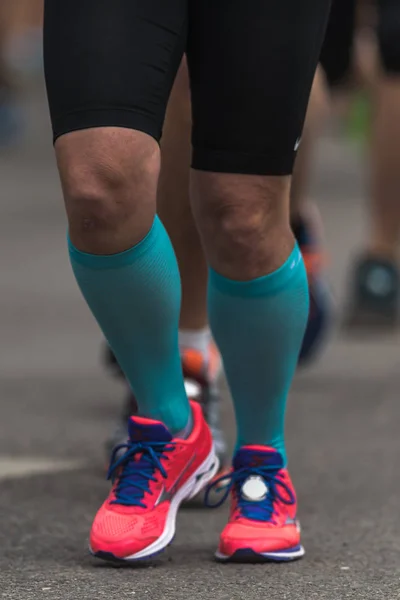 Closeup ของขาและเท้าที่สตอกโฮล์มมาราธอน — ภาพถ่ายสต็อก