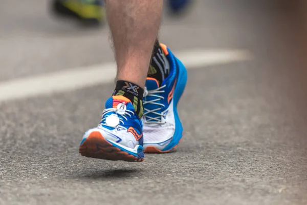 Крупный план ног и ног на Стокгольмском марафоне — стоковое фото