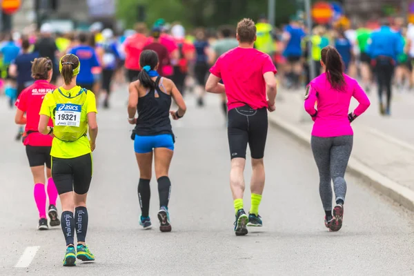 Rücken einer Gruppe von Läufern beim Stockholmer Marathon — Stockfoto