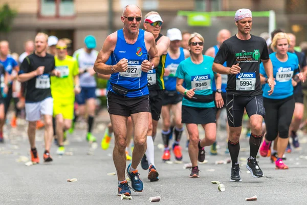 Löpare på vatten station i Stockholm Marathon — Stockfoto