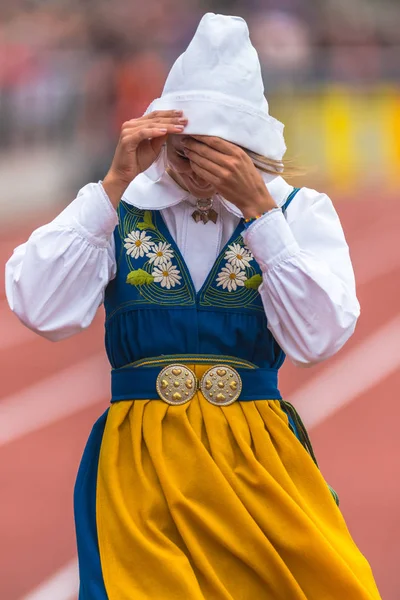 Hindernis runner Elin Westerlund in traditionele Zweedse jurk bij St — Stockfoto