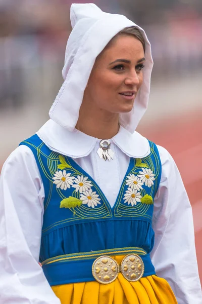 Elin Westerlind in traditioneel Zweeds jurk in het Stockholm-Mar — Stockfoto