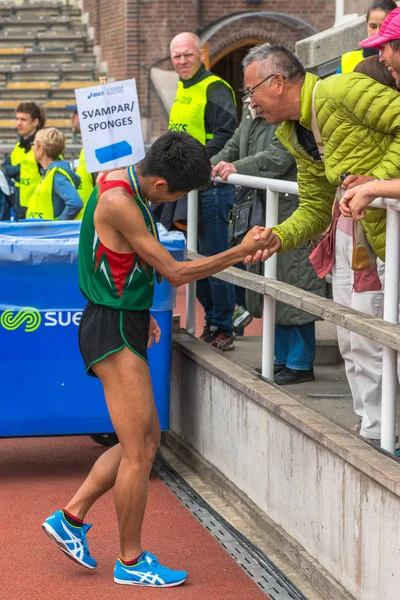 Happy Yuki Kawauchi (JPN) meeting up with japanese fans at Stock — Stock Photo, Image