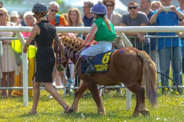Gardet'i adlı Nationaldagsgaloppen kasada, Ponys