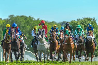 Grup hızlı eğrideki dışarı jockeys atların Nati hızda