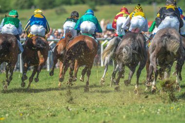 Jockeys hızlı eğrideki dışarı atlar Nationaldagsg hızda