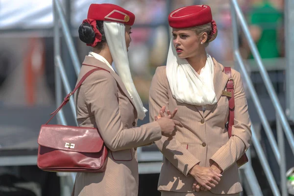 Duas tripulações de cabine das vias aéreas femininas da Emirates patrocinadora — Fotografia de Stock