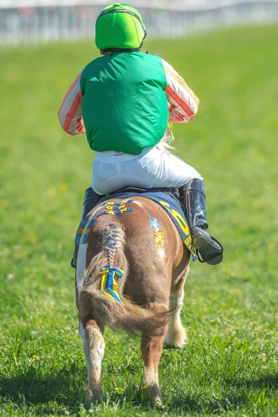 Départ de la course de poney à Nationaldagsgaloppen à Gardet — Photo