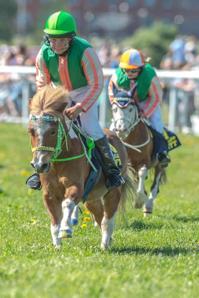 Giovani fantini ragazza nella corsa pony a Nationaldagsgaloppen a G — Foto Stock