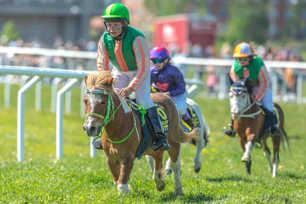 Mladá dívka žokejů v závodě pony na Nationaldagsgaloppen g — Stock fotografie