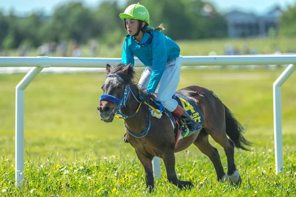 Mladá dívka žokej v závodě pony na Nationaldagsgaloppen v Ga — Stock fotografie