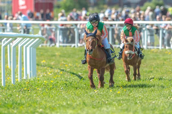 Young girl jockeys in the pony race at Nationaldagsgaloppen at G — Stock Photo, Image