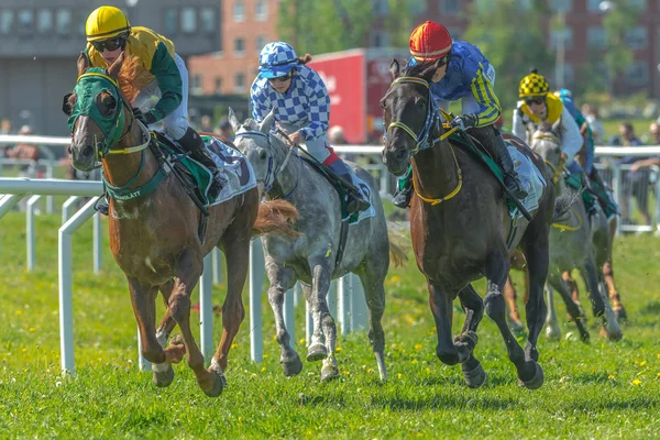 Konie z dżokejów z krzywą w szybkim tempie w Nationaldagsg — Zdjęcie stockowe