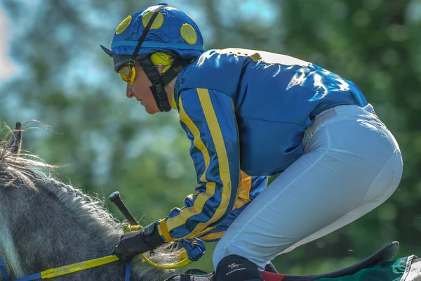 Cavalos com jóqueis fora de uma curva em ritmo acelerado em Nationaldagsg — Fotografia de Stock