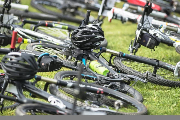 MTB ciclos acostados antes del inicio de la bicicleta de montaña incluso —  Fotos de Stock