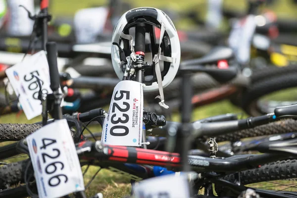 MTB cycles lying down before the start of the mountainbike event — Stock Photo, Image