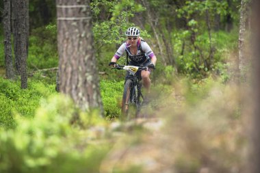 Lida döngü ormanlarında, yemyeşil ormanda kadın Mtb binici 