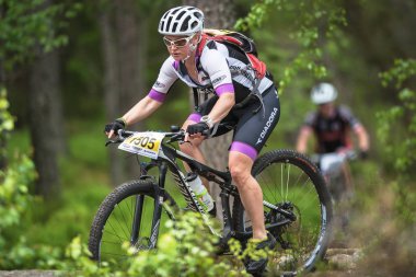 Lida döngü ormanlarında, yemyeşil ormanda kadın Mtb binici 