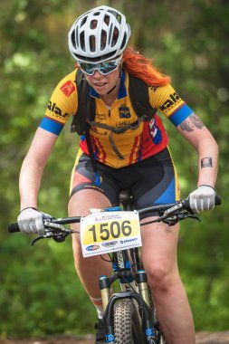 Yemyeşil ormanları OU'daki Lida döngü, Kızıl saçlı kadın Mtb binici