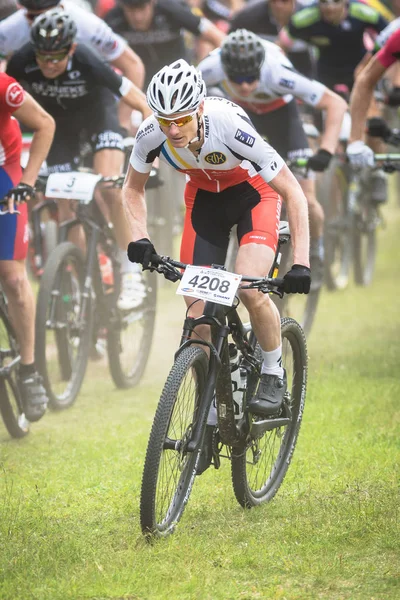 Start der männlichen Eliteklasse beim Mountainbike-Event lida loo — Stockfoto