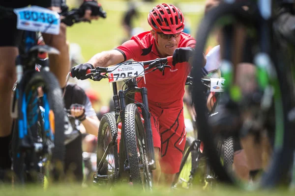 Start des Mountainbike-Events Lida-Schleife im Wald draußen — Stockfoto