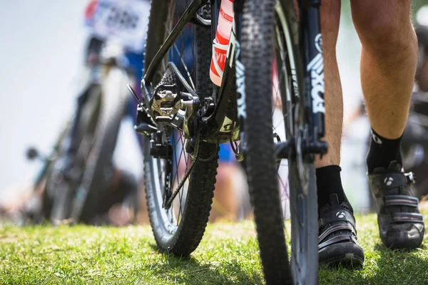 Inicio del evento de mountain bike Lida Loop en el bosque exterior — Foto de Stock