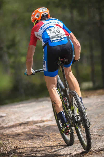 Gustav larsson beim mountainbike event lida loop im wald — Stockfoto