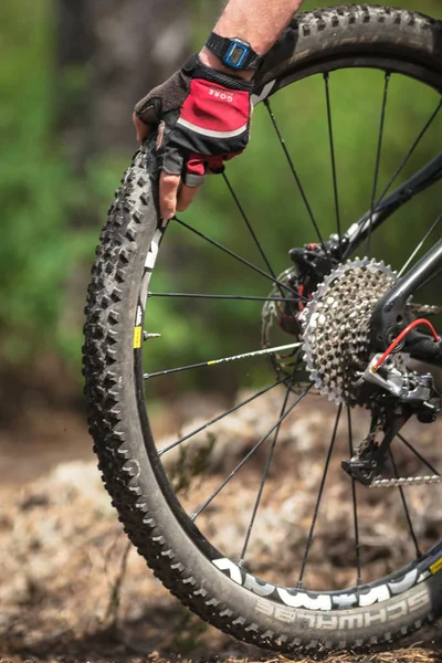 Perforaties op de mountainbike evenement Lida lus in de bossen-outs — Stockfoto