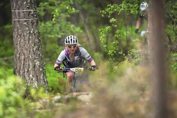 Vrouwelijke Mtb rijder in het weelderige bos op Lida lus in de bossen — Stockfoto