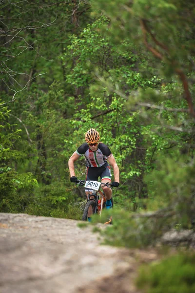 Mannelijke mountainbiker op de lus Lida in de weelderige bossen buiten — Stockfoto