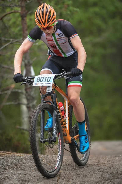 Motociclista masculino en el Lida Loop en los exuberantes bosques de afuera — Foto de Stock