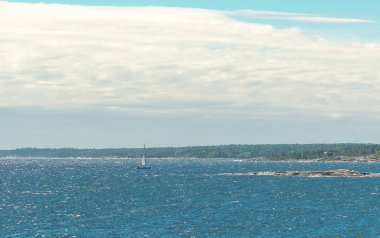 Baltık Denizi, güneşli bir gün boyunca yelkenli tekne