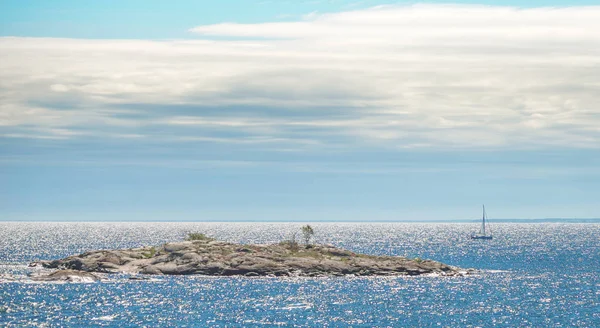 Парусная лодка в солнечный день на Балтийском море — стоковое фото