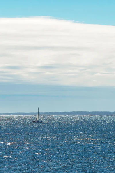Plavba lodí během slunného dne v Baltském moři — Stock fotografie