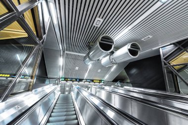 Yeni trainstation Stockholm City üzerinden yürüyen merdiven