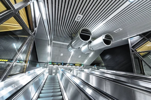 Escalera mecánica desde la nueva estación de tren de la ciudad de Estocolmo — Foto de Stock