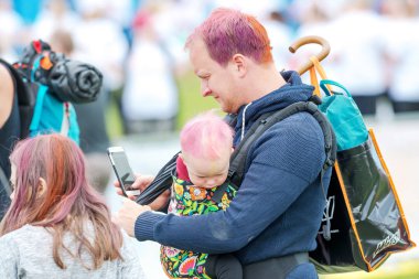 Baba ve bebek renkli saç rengi engel sırasında acele bir