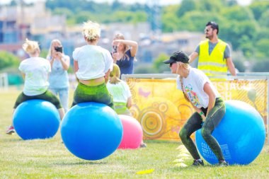 Renk engel rush, Gard, büyük lastik top ile atlama