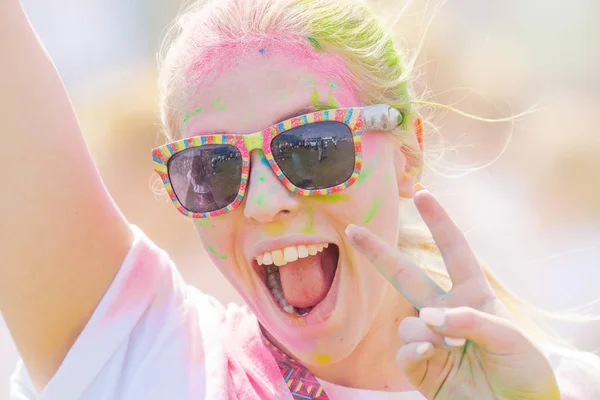 Feliz cara femenina colorida en la carrera de obstáculos de color en Gardet —  Fotos de Stock
