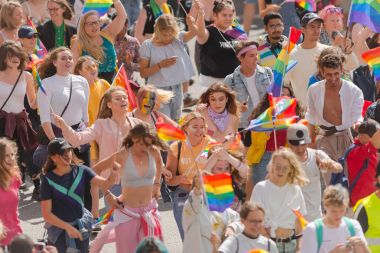 Gurur geçit töreninde mutlu p genç katılımcıların Stockholm