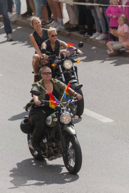 Motosiklet, gurur geçit töreni Stockholm'de mutlu insanlarla bir