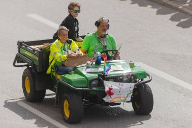İlk gururu'te Stockholm'de ile mutlu peop geçit.