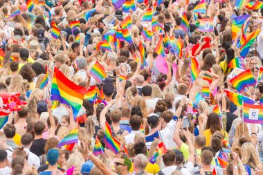 Mutlu insanlar ve wav ile renkli gurur geçit töreninde Stockholm